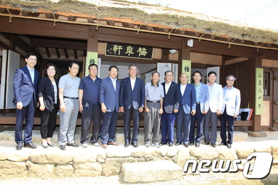 매천 생가 방문한 문재인, 지역인사들과 기념촬영 - 뉴스1