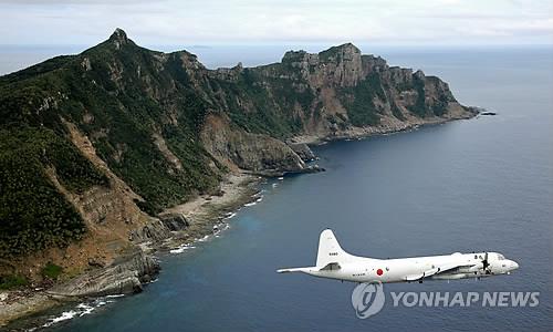 일본 해상자위대 소속 P-3C 항공기가 센카쿠 열도 주변을 비행하는 모습. [교도=연합뉴스 자료사진]