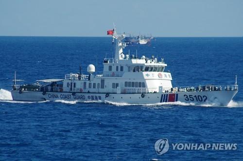 6일 중국 해경국 선박이 센카쿠 열도 인근에 접근한 모습[일본 해상보안청 제11관구해상보안본부 제공=AP·연합뉴스]