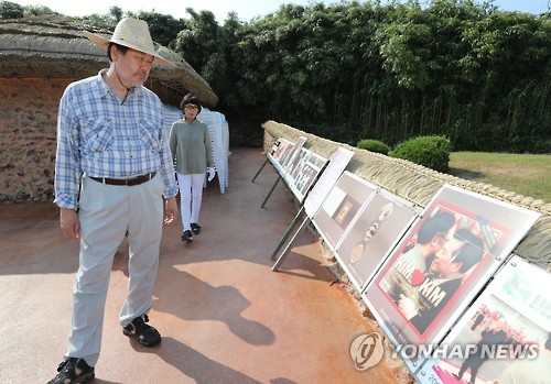 김대중 전 대통령 생가 앞에 선 김무성