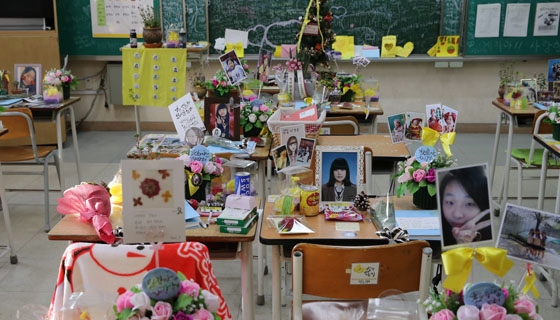 경기도 안산 단원고등학교의 `416기억교실`. 학생들을 추모하는 꽃과 물건들이 놓여 있다. [중앙포토]