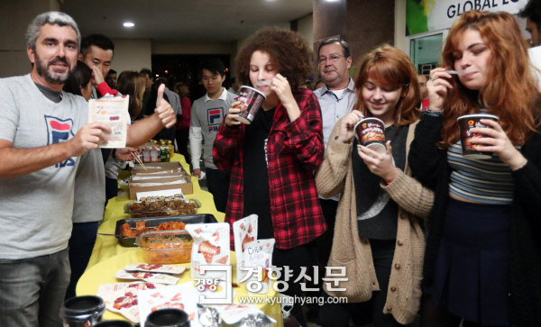 컵밥먹고 이미지