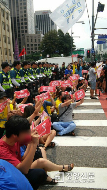 서울 광화문 사거리에서 사드 한반도 배치 반대를 외치며 시위하고 있는 대학생들.     경향신문 자료사진