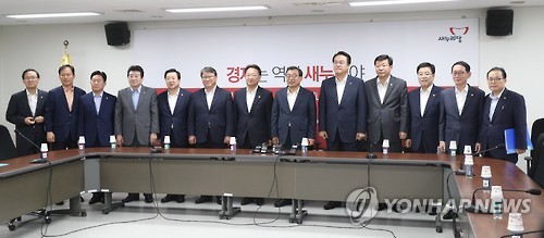 전기요금 누진제 개편 긴급 당정      (서울=연합뉴스) 이정훈 기자 = 새누리당 이정현 대표와 유일호 부총리 겸 지식경제부 장관, 주형환 산업통상자원부 장관이 11일 오후 국회에서 가정용 전기요금 누진제 개편 논의를 위해 열린 긴급 당정 협의회에 포즈를 취하고 있다.      uwg806@yna.co.kr