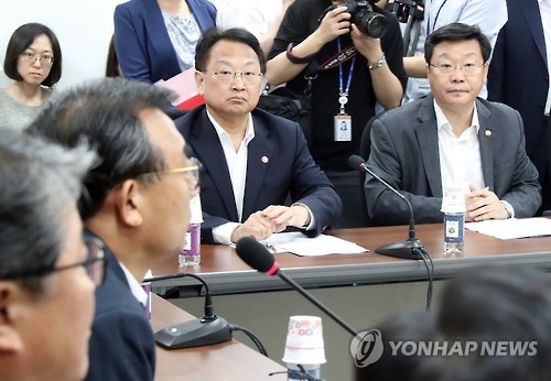 전기요금 누진제 긴급 당정      (서울=연합뉴스) 이정훈 기자 = 유일호 부총리 겸 지식경제부 장관과 주형환 산업통상자원부 장관이 11일 오후 국회에서 열린 가정용 전기요금 누진제 개편 논의를 위한 긴급 당정 협의회에서 새누리당 이정현 대표의 발언을 경청하고 있다. 2016.8.11     uwg806@yna.co.kr