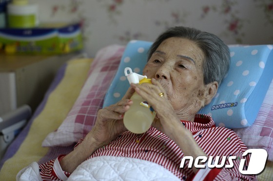 광복절을 앞둔 11일 오후 경기 광주 퇴촌면 나눔의집에서 일본군 '위안부' 피해자 김순옥 할머니(94세)가 병상에 누워 물을 마시고 있다. 2016.8.12/뉴스1 © News1 안은나 기자