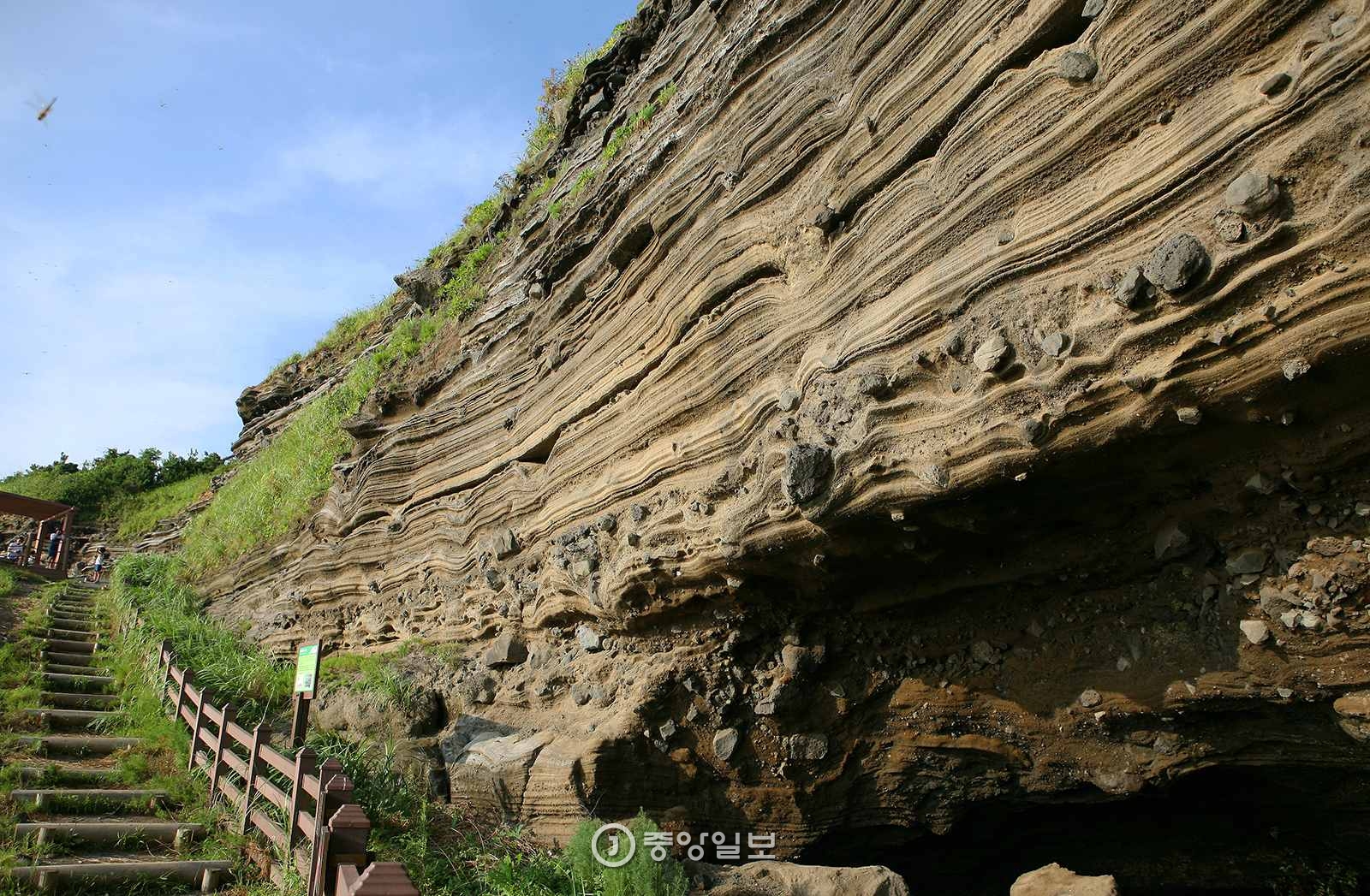 해안에서 바라본 수월봉은 거대한 해안 절벽이다. 층층이 쌓인 화산 퇴적물을 가까이서 들여다볼 수 있다.