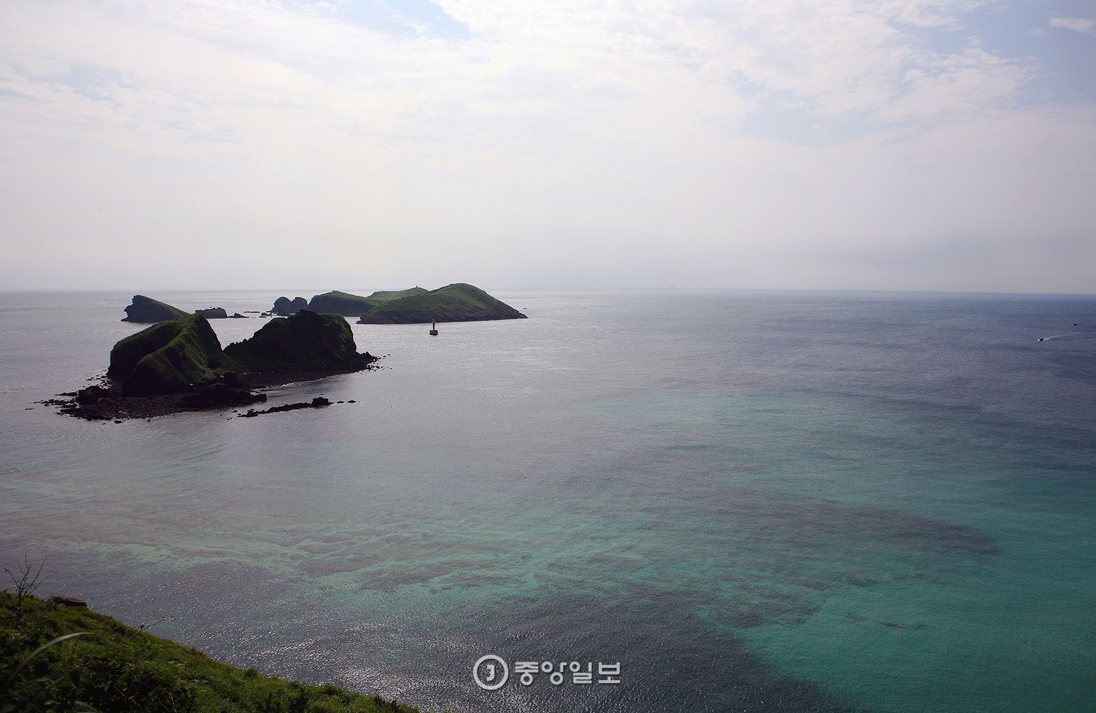 당산봉 생이기정 위에서 내다본 차귀도와 와도. 앞에 있는 섬이 와도고 뒤에 있는 섬이 차귀도다. 두 섬 모두 무인도다.