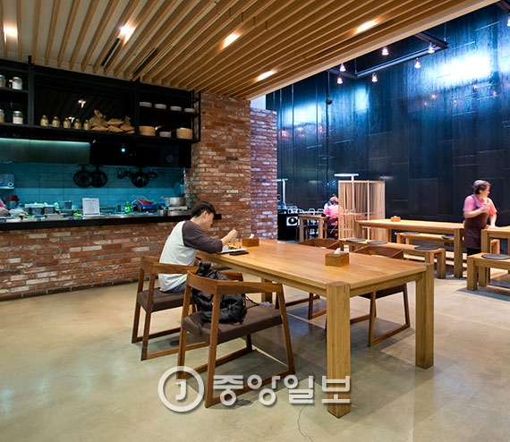 세련된 인테리어와 조명으로 카페를 연상케 하는 YG 구내식당 전경. [사진 임현동 기자]
