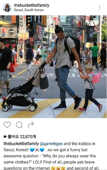서울의 한 도로를 걷고 있는 개렛 지 가족 [사진=더버킷리스트패밀리 인스타그램]