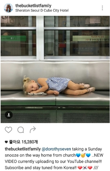 서울 지하철 의자에서 잠을 청하는 딸 도로시. [사진=더버킷리스트패밀리 인스타그램]