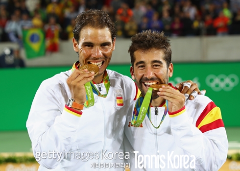 리우올림픽 남자복식 금메달리스트 라파엘 나달(왼쪽)과 마르크 로페즈. 사진= GettyImages/이매진스