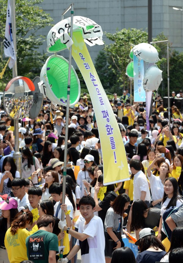 제4차 일본군 위안부 기림일 세계연대집회 및 제1243차 일본군 위안부 문제 해결을 위한 정기수요시위가 서울 중학동 일본대사관 맞은편 소녀상 앞에서 열리고 있다. 참석자들이 평화의 박 터트리기 퍼포먼스를 진행하고 있다. /연합뉴스