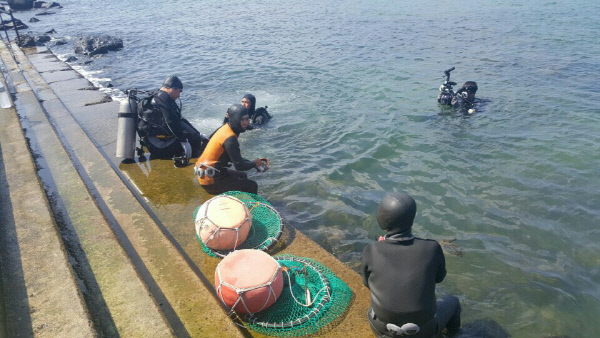 제주 덮친 '중국발 저염수' 남해로 북상 - 경향신문