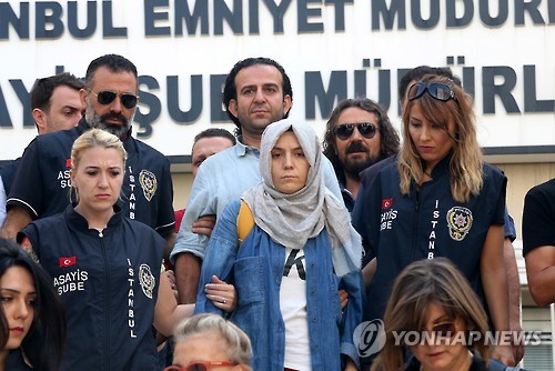 쿠데타 연루 혐의로 조사를 받는 터키 언론인들이 7월 29일 법정에 출석하고 있다. [AP=연합뉴스]