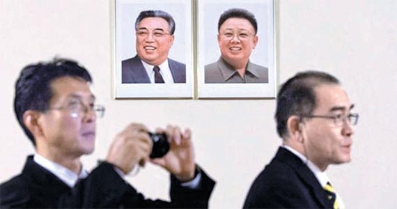 주영국 북한 대사관 태영호 공사의 탈북을 보도한 BBC 화면(사진 오른쪽이 태영호). [중앙포토, BBC 캡처]