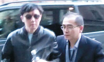 그는 지난 해 김정은 북한 국무위원장의 친형 김정철(사진 왼쪽)이 가수 에릭 클랩턴의 런던 공연장을 찾았을 때 수행했다. [중앙포토, BBC 캡처]