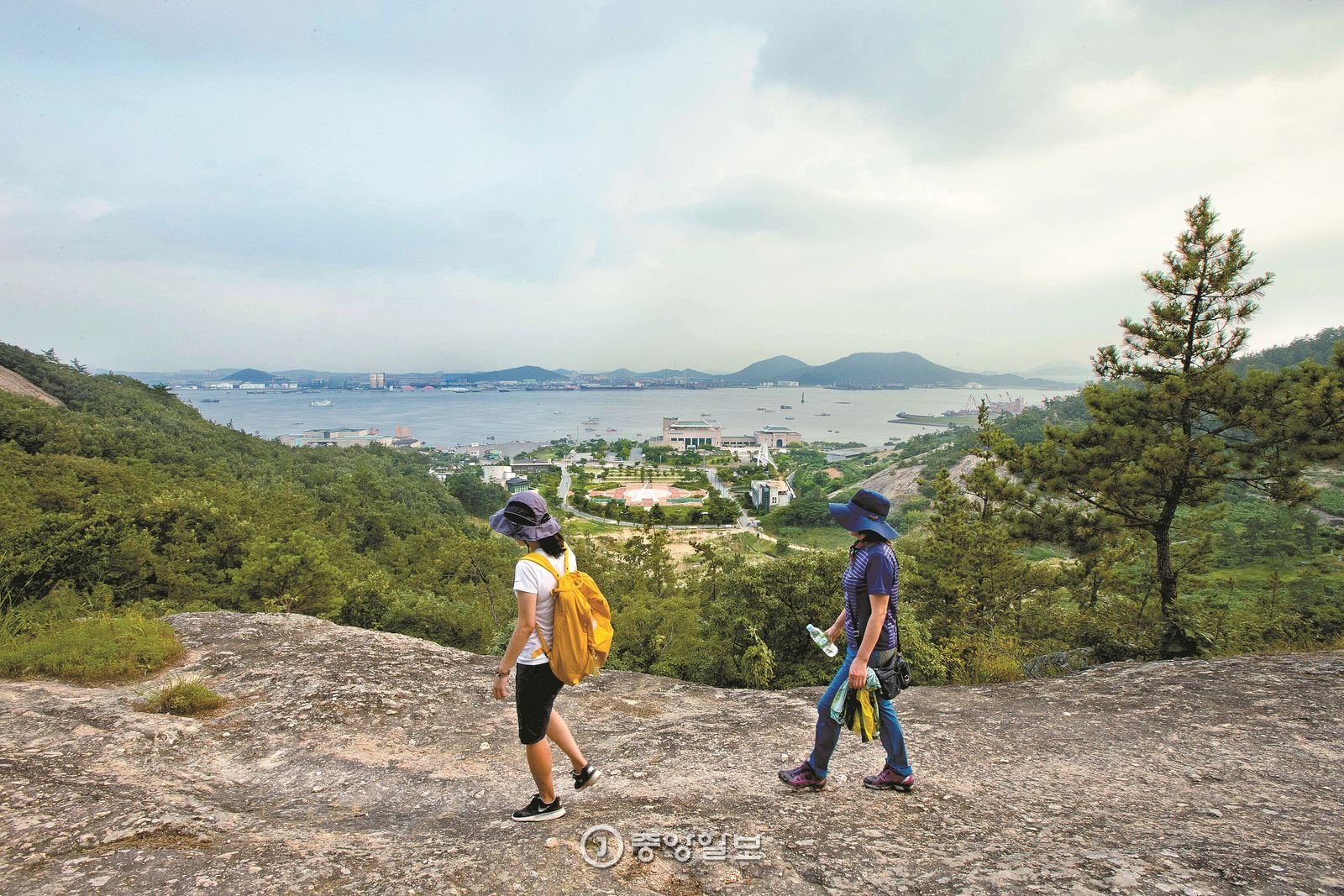 입암산 둘레길은 목포 남동쪽에 있는 입암산(122m) 산허리를 따라 조성되어 있다. 둘레길을 걸으며 바라본 목포 앞바다의 모습. 바다 건너는 영암군이다.