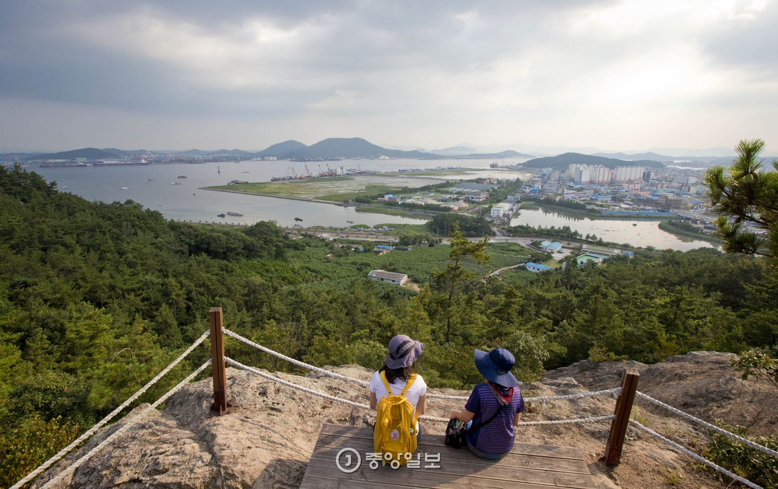 입암산에 올라 바라본 영산강 하구와 목포 원도심.