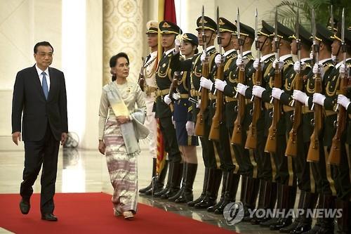 중국을 방문한 아웅산 수치 미얀마 국가 자문역 겸 외무장관을 위해 중국측이 마련한 환영행사[AP=연합뉴스 자료사진]