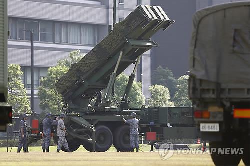지난 6월21일 북한의 미사일 발사 시험에 앞서 일본 자위대가 도쿄의 방위성 구내에 패트리엇(PAC-3) 미사일을 배치한 모습 [교도=연합뉴스 자료사진]