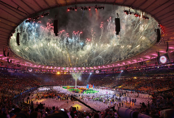 21일(현지시간) 브라질 리우데자네이루 마라카낭 주경기장에서 열린 2016 리우올림픽 폐회식에서 화려한 불꽃놀이가 펼쳐지고 있다