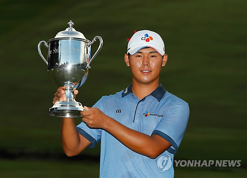 '우승 트로피 받았어요'     (그린즈버러<美노스캐롤라이나주> AFP/Getty=연합뉴스) 21일(현지시간) 미국 노스캐롤라이나주 그린즈버러 시지필드 골프장에서 막내린 미국프로골프(PGA) 투어 윈덤 챔피언십에서 우승한 김시우가 트로피를 들고 포즈를 취하고 있다.     김시우는 이날 4라운드에서 3언더파 67타를 기록, 최종 합계 21언더파 259타로 생애 첫 PGA 우승을 거머쥐었다.