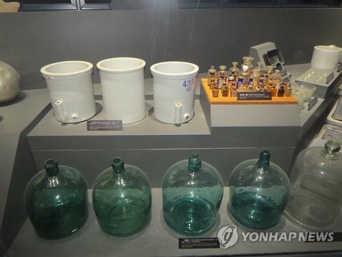 1930~40년대 일본 관동군이 저지른 생체·세균전 실험증거를 전시한 '중국 침략 일본군 731부대 죄증(罪證) 진열관'이 일본군 범죄증거 2천점을 추가로 수집·공개했다. 실험에 사용된 유리그릇, 약품을 담은 병 등이 전시됐다.