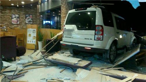 22일 오후 해운대구에 있는 한 커피숍에서 디스커버리 승용차가 벽을 뚫고 매장 안으로 들어가는 사고가 발생했다.[해운대경찰서 제공]