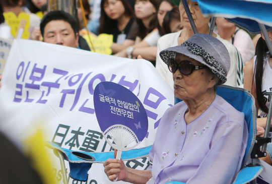 지난 24일 서울 종로구 주한일본대사관 앞에서 열린 일본군 위안부 문제 해결을 위한 제1245차 정기 수요집회에서 위안부 피해자인 김복동 할머니가 참석해 공연을 관람하고 있다. /연합뉴스