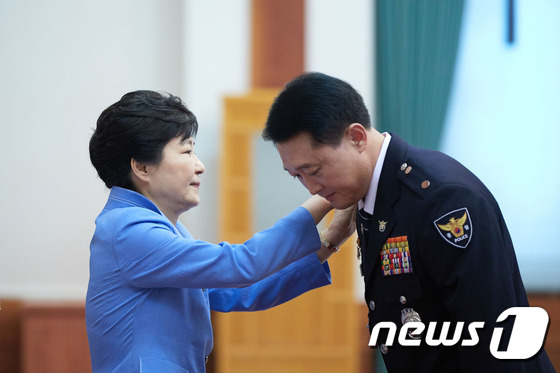 이철성 경찰청장 계급장 달아주는 박근혜 대통령 - 뉴스1