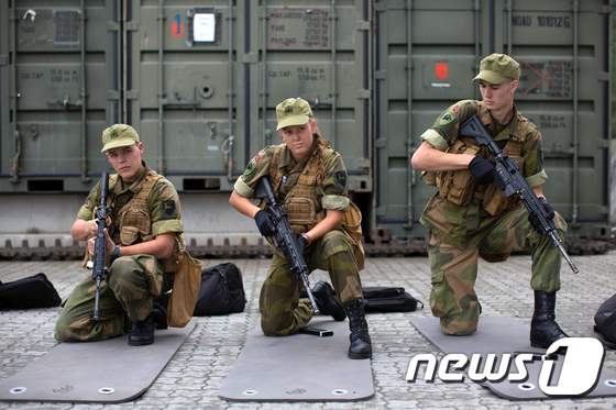 여군(가운데)이 남자 군인들과 함께 사격 훈련을 받고 있다. © afp=뉴스1