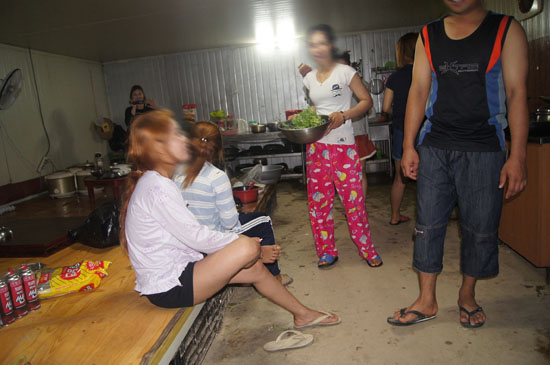 ⓒ 교육생 김형락 비닐하우스 기숙사의 공동 주방에서 이주노동자들이 저녁 식사를 준비하고 있다.