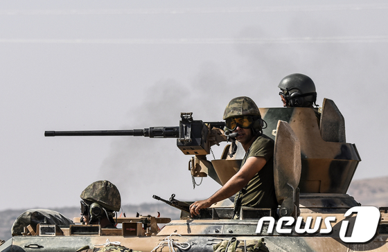 터키군의 탱크가 27일(현지시간) 가지안테프 남쪽 시리아 접경도시에서 시리아를 향하고 있다. ? AFP=뉴스1