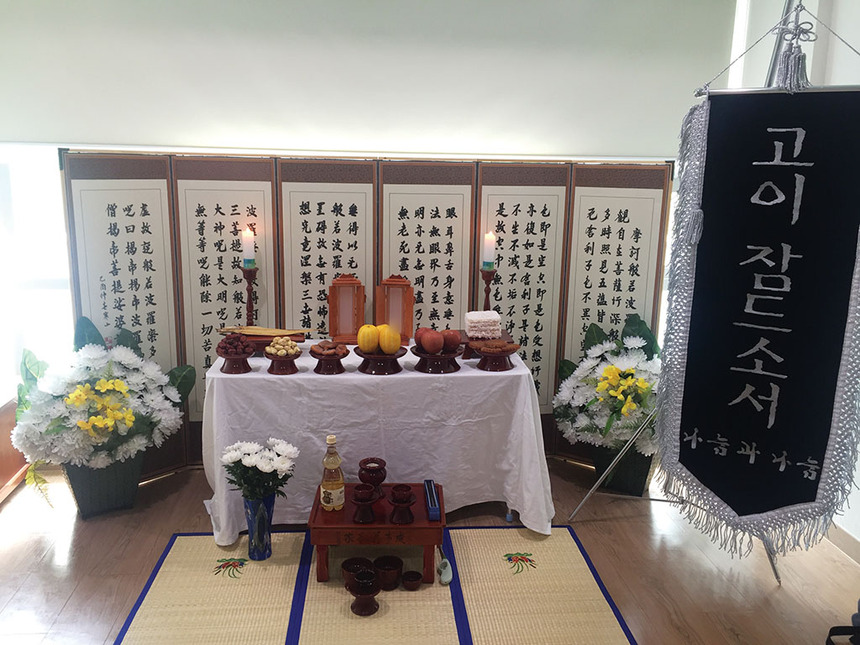 7월28일 경기도 고양시에 위치한 서울시립승화원 유족대기실에서 무연고사망자 2명의 장례식이 ‘나눔과 나눔’ 단체에 의해 치러지고 있다.