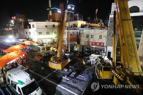 진주 붕괴사고 매몰자 1명 생존 확인..