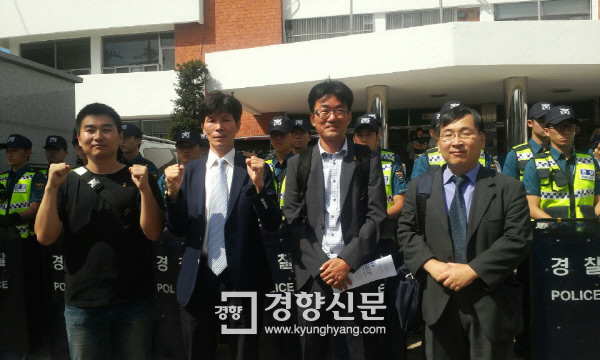 '낙선운동' 소환대상자들 경찰 출석..