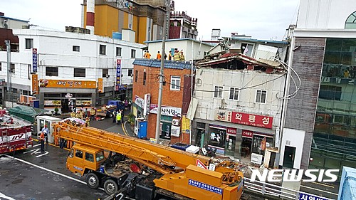 [종합]진주 건물 붕괴사고 매몰자 3명 중 1명 생존 확인 - 뉴시스
