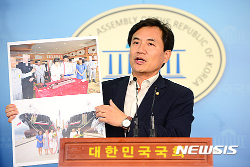 【서울=뉴시스】김진아 기자 = 김진태 새누리당 의원이 29일 서울 여의도 국회 정론관에서 기자회견을 통해 ‘박수환 게이트’에 연루된 유력 언론인이 조선일보 송희영 주필이라고 밝히고 있다.    김 의원은 “해당 언론인이 그 출장에서 유럽 왕복 1등 항공석을 제공받고 하루 3340만원짜리 요트 항해를 즐기는 등 총액 2억원 이상이 든 관광을 즐겼다”고 주장하면서 “해당 언론인의 부인이 이에 앞서 당시 산업은행장의 부인과 함께 대우조선의 선박 명명식을 주도했다”고 추가 폭로했다. 2016.08.29.    bluesoda@newsis.com