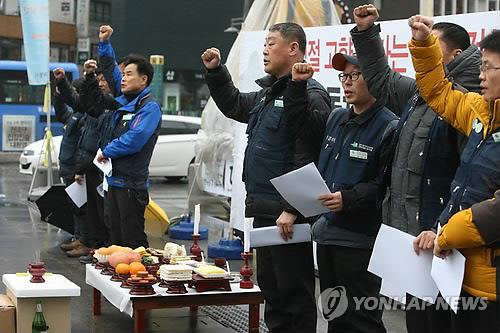 [연합뉴스 자료사진] 지난해 설을 앞두고 전국건설노조 조합원들이 체불 임금 해결을 요구하며 구호를 외치는 모습