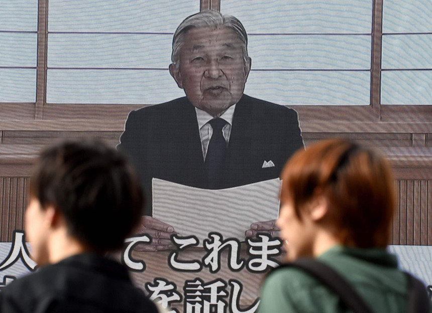 8월8일, 아키히토 일왕은 비디오 메시지를 통해 '생전 퇴위'를 시사하며 일본 사회에 파장을 낳았다.