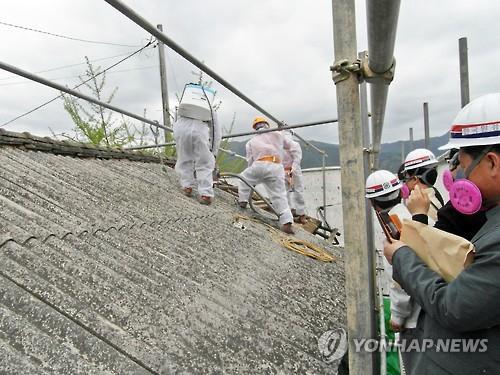 석면슬레이트 지붕 철거 작업 모습[연합뉴스 자료사진]