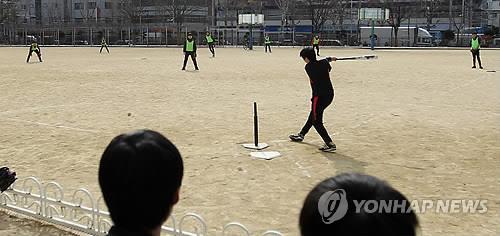 학생들이 학교 운동장에서 야구시합을 하는 모습 [연합뉴스 자료사진]