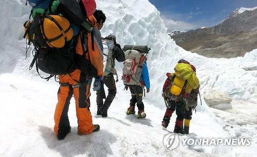 인도인 부부, 에베레스트 등정 조작..네팔