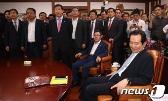 與 의원 70여명, 국회의장실 점거..고성·몸싸움·폭언(종합) - 뉴스1