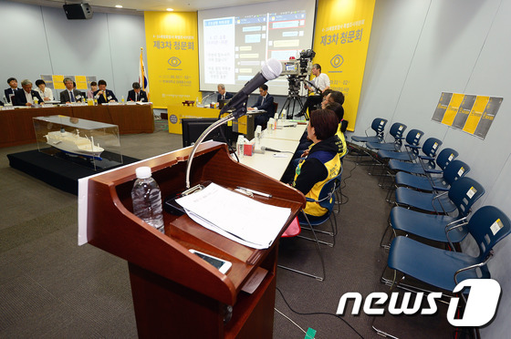 2일 오전 서울 마포구 김대중도서관에서 열린 4.16세월호참사특별조사위원회 제3차 청문회에 증인들이 불출석해 자리(오른쪽)가 비어있다 있다. 이날 청문회에 강신명 전 경찰청장, 구은수 전 서울지방경찰청장, 김석균 전 해양경찰청장 등 증인은 전원 불출석했다. © News1 박세연 기자