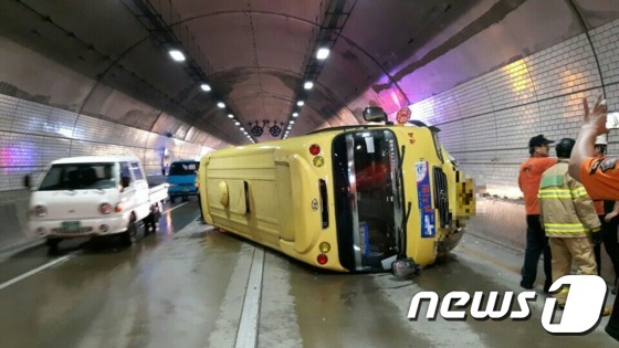 부산 곰내터널서 23명 탄 유치원 버스 전도..어린이 3명 부상 - 뉴스1