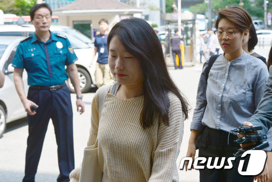 이대 학생 3명 경찰 출석..