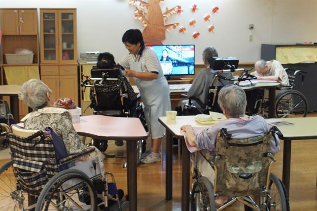 도쿄 다이토구 구립특별노인요양원에서 노인들이 간식을 먹고 있다.