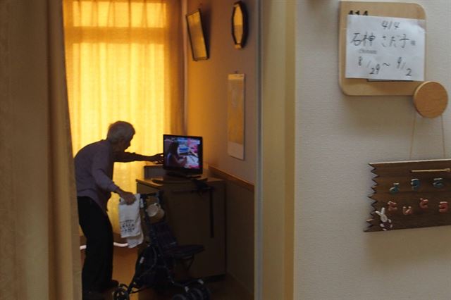 도쿄 다이토구 구립특별노인요양원의 1인실에서 한 할머니가 TV 채널을 돌리며 휴식을 취하고 있다. 이 곳은 입소 희망자가 400명이나 밀려있을 정도로 환경이 깨끗하며 엄선된 전문인력이 노인들을 보살피고 있었다. 도쿄=박석원특파원